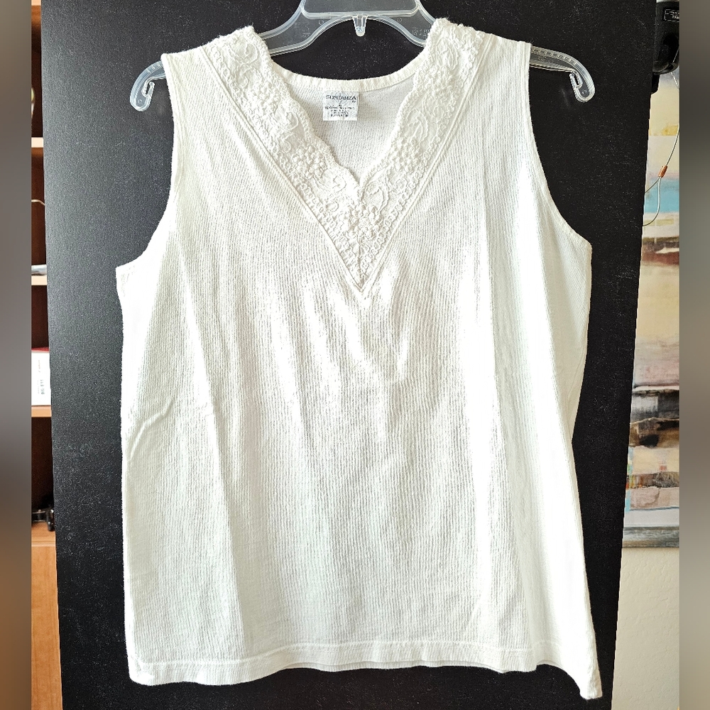 NWOT Sostanza White V-neck cotton tank top with embroidered design - size M